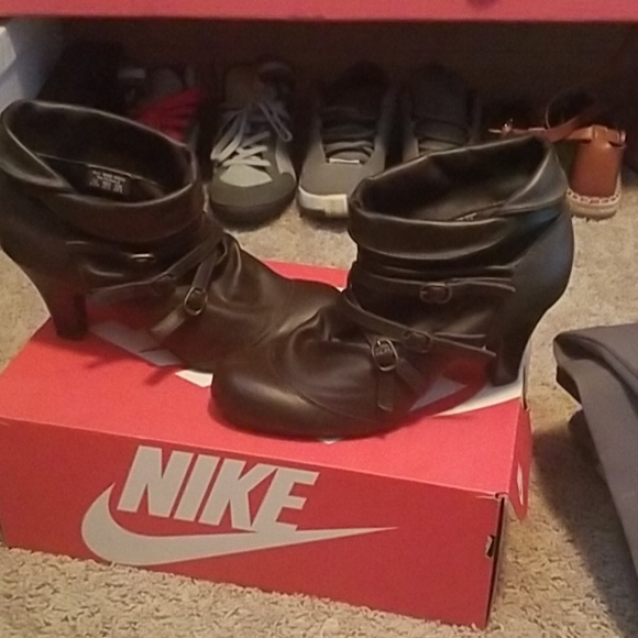 Shoes - Picture 4 of 5